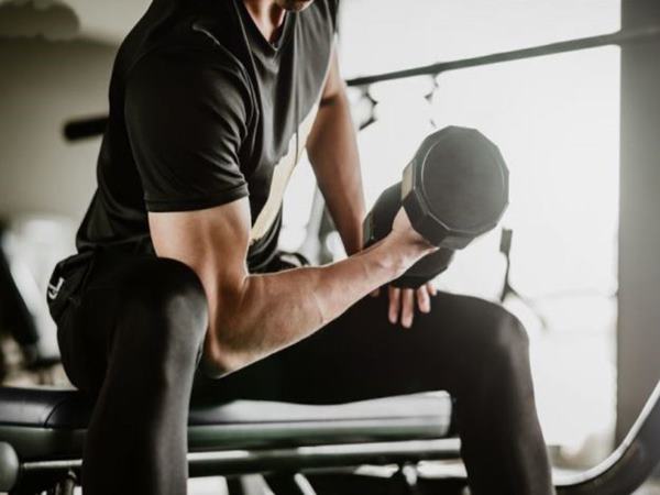 Nam nên tập tạ tay bao nhiêu kg là phù hợp?