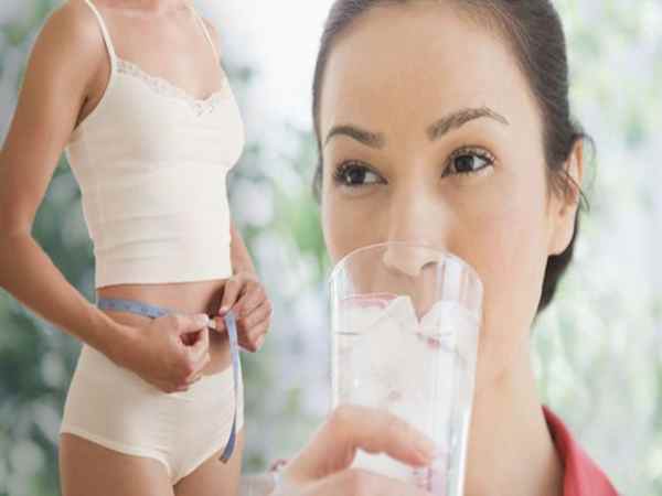 Uống nước nhiều có giảm cân không? Nên uống bao nhiêu nước?