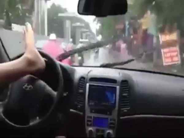 Cách cầm vô lăng chuẩn đảm bảo sự an toàn cho người lái