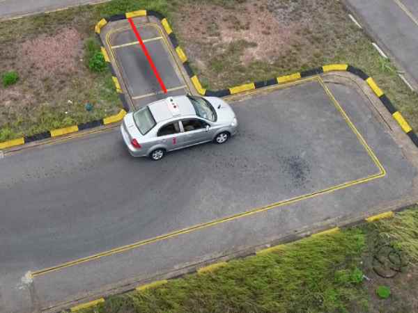 Hướng đánh lái ngược với hướng lùi xe