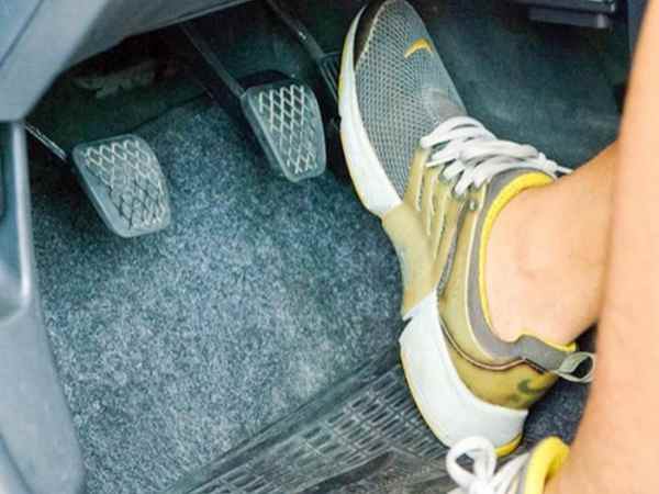Cách xử lý khi xe bị kẹt chân ga an toàn, hiệu quả