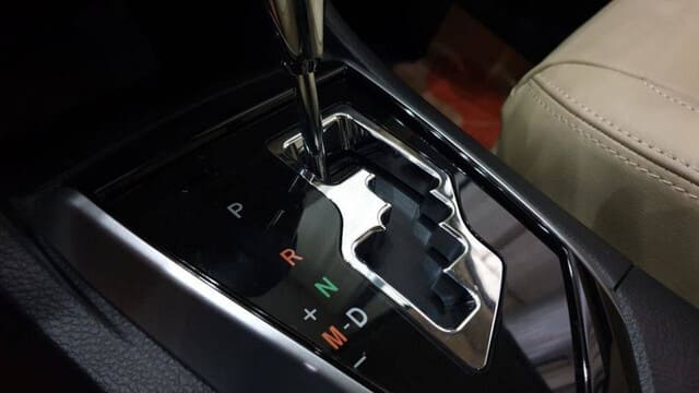 Khi dừng đèn đỏ nên về N hay P sẽ tốt hơn?