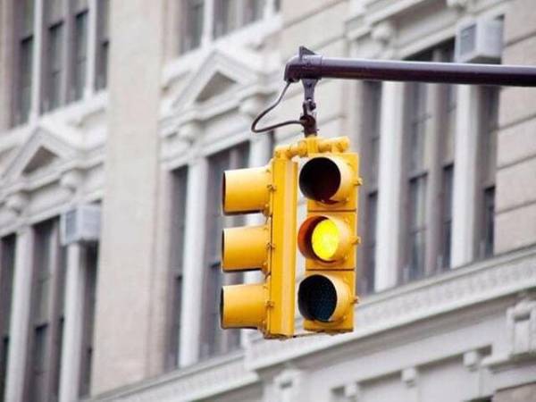 Cùng giải đáp Khi dừng đèn đỏ nên về N hay P?