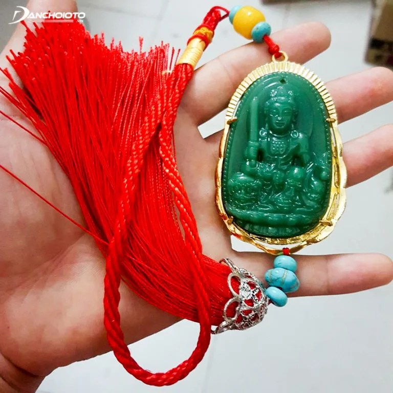 Dây treo, vật trang trí màu đỏ