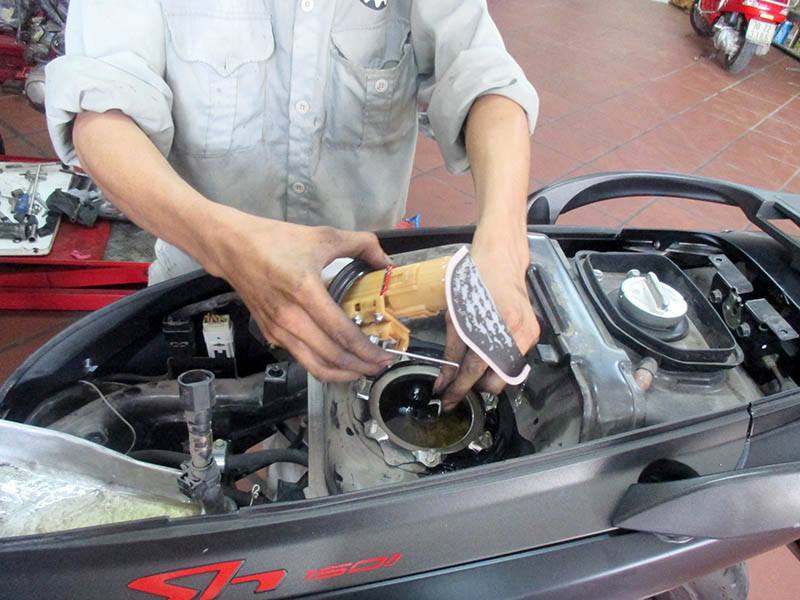 Xe máy đề khó nổ do sử dụng nhớt quá đặc