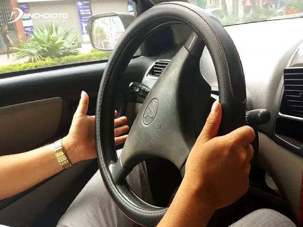 Xe ô tô bị khoá vô lăng do đâu? Cách khắc phục như nào?