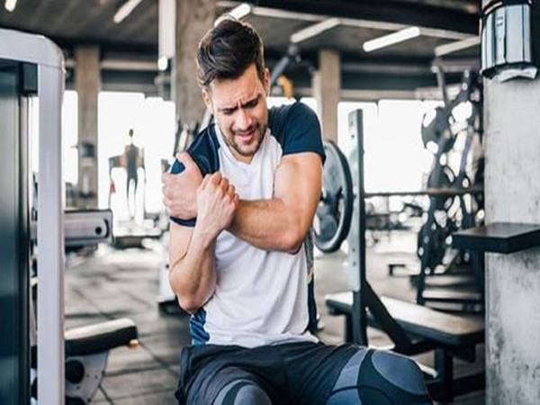 Người bị gãy xương đòn có tập tạ được không?